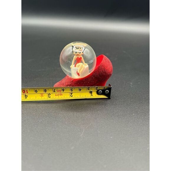 BETTY BOOP HER SNOW GLOBE SITS HIGH ATOP A RED HIGH HEEL SHOE! BOOP-BOOP-ADU! - Picture 11 of 11